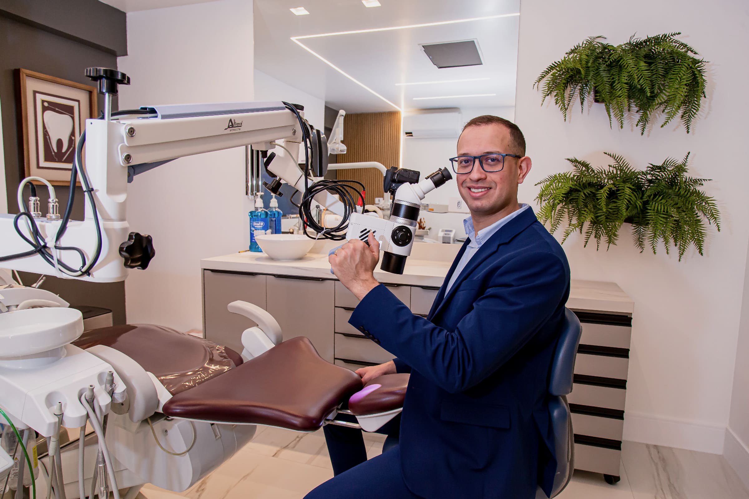 Dr. Eliziário Vitoriano em seu consultório com microscópio operatório